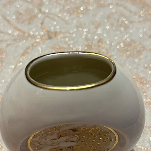 Chokin Style Cream Porcelain Bud Vase With 24K Gold Peacock Motif - Picture 3 of 6